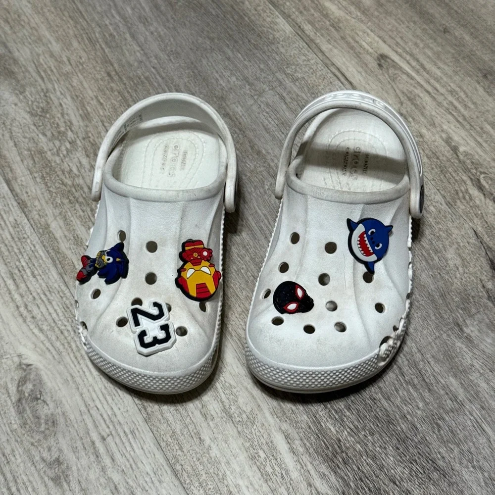 Crocs white 10 C with charms‎